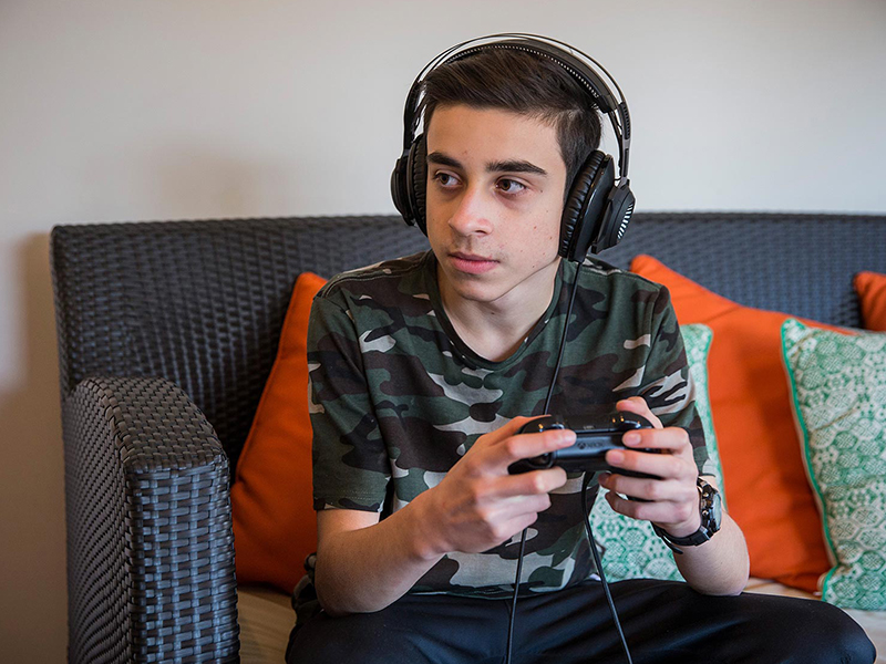 Người d&ugrave;ng sử dụng tai nghe để chơi game